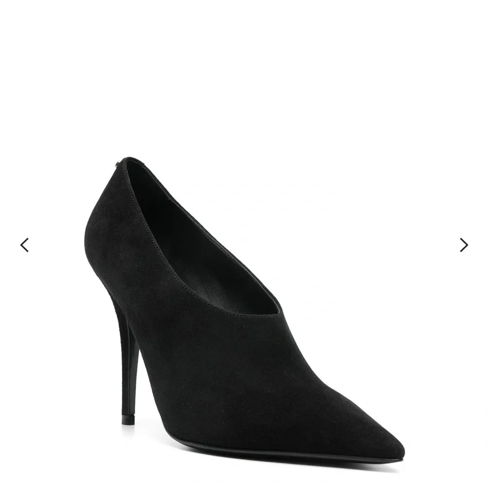 Valentino
Valentino Le Salon Pointed Toe Pumps - Picture 2 of 6